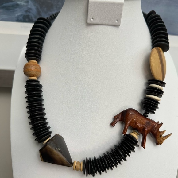 Very unique hand carved wood necklace from Kenya - Picture 12 of 13